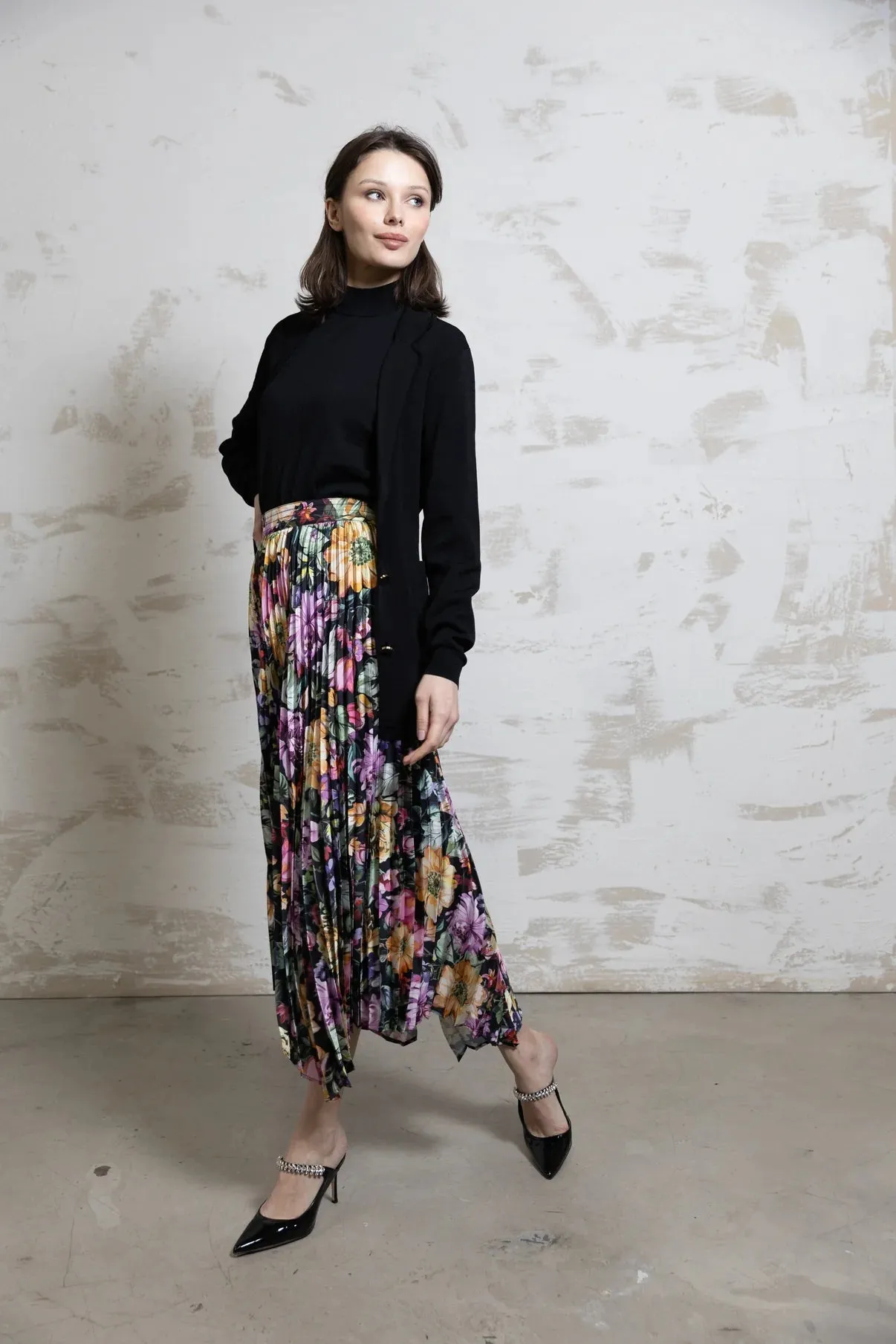 Byrd Arrow Pleated Skirt Black Floral